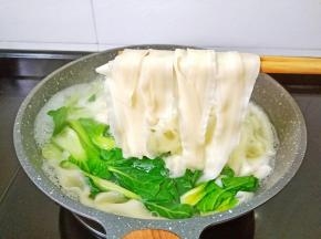 煮熟的面条捞出。