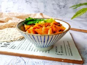 用筷子搅拌开来。