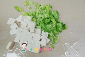 捞出西蓝花切碎，豆腐切小块备用