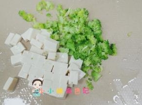 捞出西蓝花切碎，豆腐切小块备用