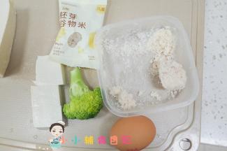 西蓝花清洗干净，材料都准备好，大米洗干净米跟水1:1.2煮成米饭