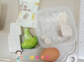 西蓝花清洗干净，材料都准备好，大米洗干净米跟水1:1.2煮成米饭