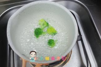 锅里加水，放入西蓝花煮一下