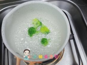 锅里加水，放入西蓝花煮一下
