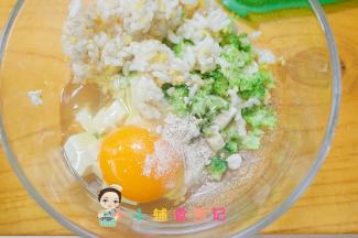 碗里加入西蓝花20g 豆腐40g 米饭35g 鸡蛋1个 熟肉末10g香菇粉一小勺混合均匀