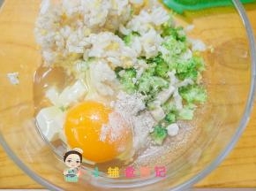碗里加入西蓝花20g 豆腐40g 米饭35g 鸡蛋1个 熟肉末10g香菇粉一小勺混合均匀