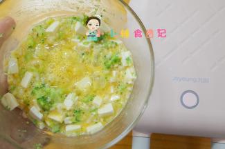 将所有材料混合均匀，等三明治机预热