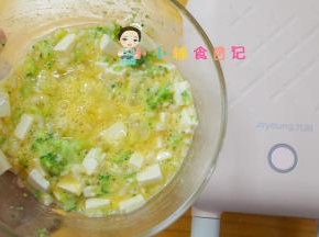 将所有材料混合均匀，等三明治机预热