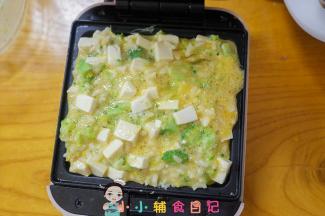 打开机器把材料全部倒入，这个量刚刚好可以煎一个米饭饼