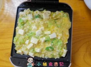 打开机器把材料全部倒入，这个量刚刚好可以煎一个米饭饼
