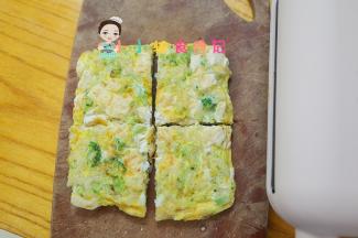 把米饭饼拿出来切成四块就可以咯