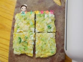 把米饭饼拿出来切成四块就可以咯