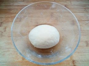 面粉中加入盐、清水揉成软硬适中的面团，盖上盖子醒发20分钟。