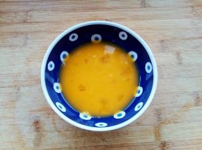 鸡蛋磕入碗中，加盐、胡椒粉搅拌均匀。