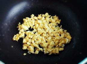 起锅热油，下入鸡蛋液划散炒熟，晾凉备用。