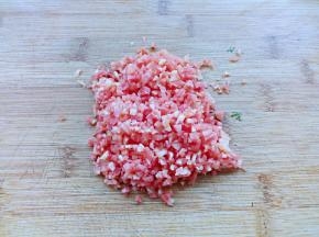 胡萝卜切小粒。