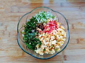 加入花椒粉、油、鸡精、香油调味。