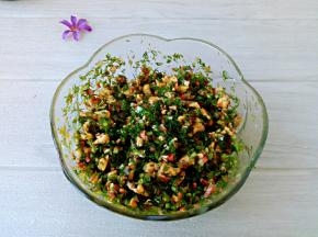 包之前调入盐，搅拌均匀。