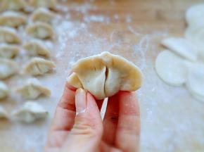 揉面擀皮包饺子。