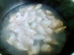 锅烧开水，煮饺子，中间点两到三次水，饺子全部浮起捞出。