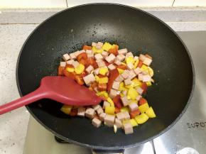 加入午餐肉丁，翻炒片刻；