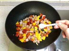 加入少许盐调味，不要多加，因为午餐肉已经有咸味了。