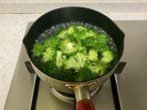 锅里水烧开，把西兰花倒进去，焯熟。