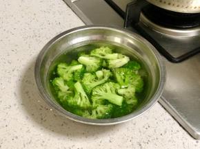 然后把西兰花迅速过凉水，然后沥干，这样能让西兰花保持翠绿色，然后加少许橄榄油和盐调味。

 