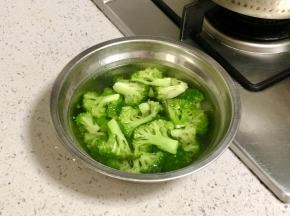 然后把西兰花迅速过凉水，然后沥干，这样能让西兰花保持翠绿色，然后加少许橄榄油和盐调味。

 
