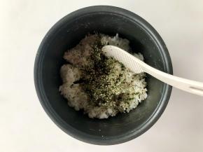 一半的米饭中加入味岛香松拌匀调味。