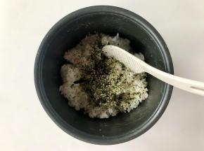 一半的米饭中加入味岛香松拌匀调味。