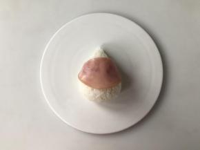 圆火腿片切一小半，做圣诞老人的脸，放在如图的位置上。