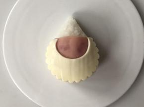 把大胡子贴在饭团上，盖住一部分的火腿片。