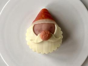 把胡子放到饭团对应的位置上，把火腿肠的一端切下做圣诞老人的鼻子。