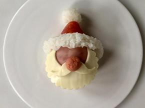 用白米饭捏出一个小球放在帽尖上，再捏一圈帽沿。