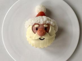 再用芝士片剪出圣诞老人的眉毛，用海苔片剪出眼睛和嘴巴，放到相应的位置上即可。