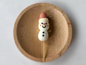 剪一小条芝士片，围在火腿肠边缘做帽沿，再用火腿剪一个三角形做雪人的鼻子，用意大利面连接，用海苔剪出小雪人的眼睛、嘴巴和扣子，在用两小段意大利面做雪人的手。