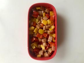 把配菜放入另一个便当盒，铺平。