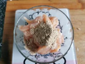 2 鸡脯肉切掉油脂和筋膜，再切条，加入cook100孜然烤肉料，抓捏均匀腌制20分钟