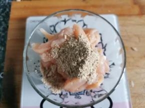 2 鸡脯肉切掉油脂和筋膜，再切条，加入cook100孜然烤肉料，抓捏均匀腌制20分钟