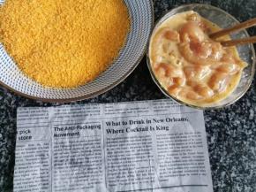 5 倒入腌好的鸡肉中，抓捏均匀