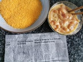 5 倒入腌好的鸡肉中，抓捏均匀