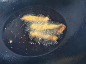 11 放入鸡肉炸制金黄色即可，中途多翻动