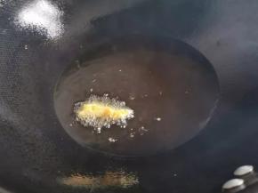 10 锅中倒入食用油烧热，大概温度160-180左右