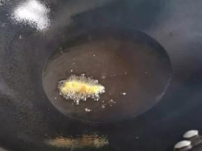 10 锅中倒入食用油烧热，大概温度160-180左右