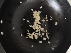 2.用少许油将洋葱炒软，将培根切成丁备用。
    