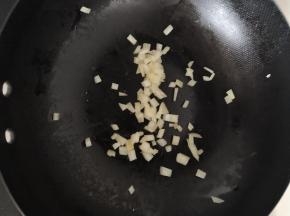 2.用少许油将洋葱炒软，将培根切成丁备用。
    