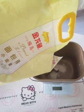     3.将除黄油、培根、洋葱、奶酪和黑胡椒以外的面团原料放在一起揉至表面光滑，能拉出比较厚的膜。
。