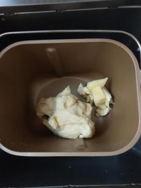 4、分2次加入黄油揉至完全阶段后，