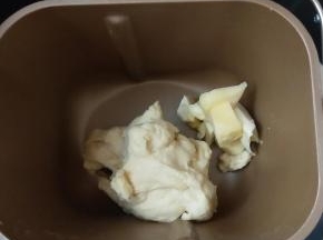 4、分2次加入黄油揉至完全阶段后，